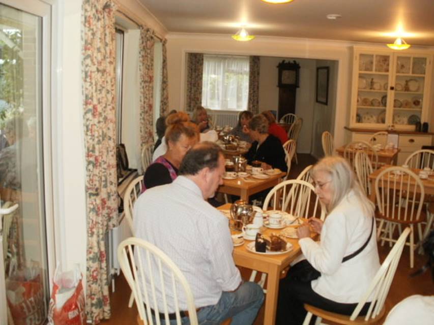 A group of people sitting at a dining table

Description automatically generated